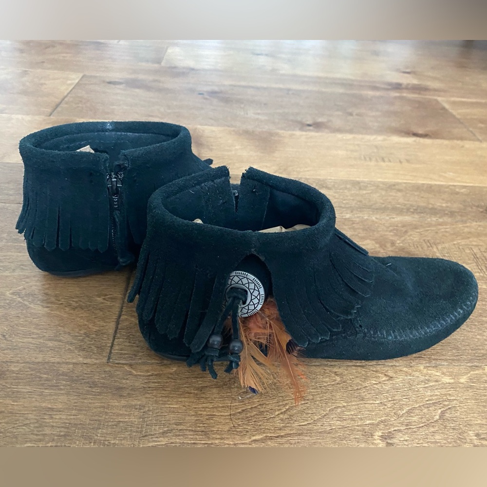 Black Minnetonka Moccasin with feathers